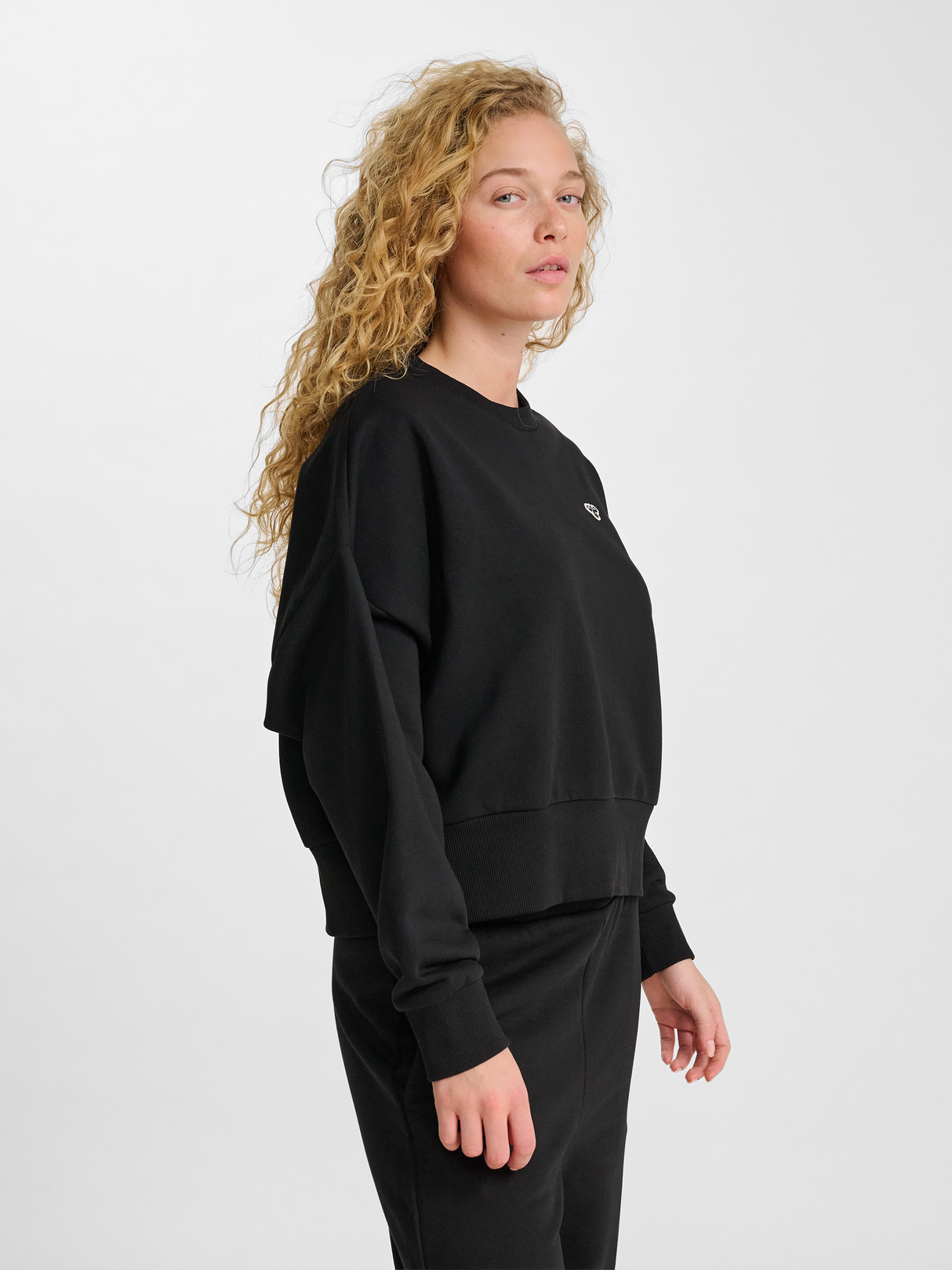 hummel Women's Boxy Crewneck Bee-5
